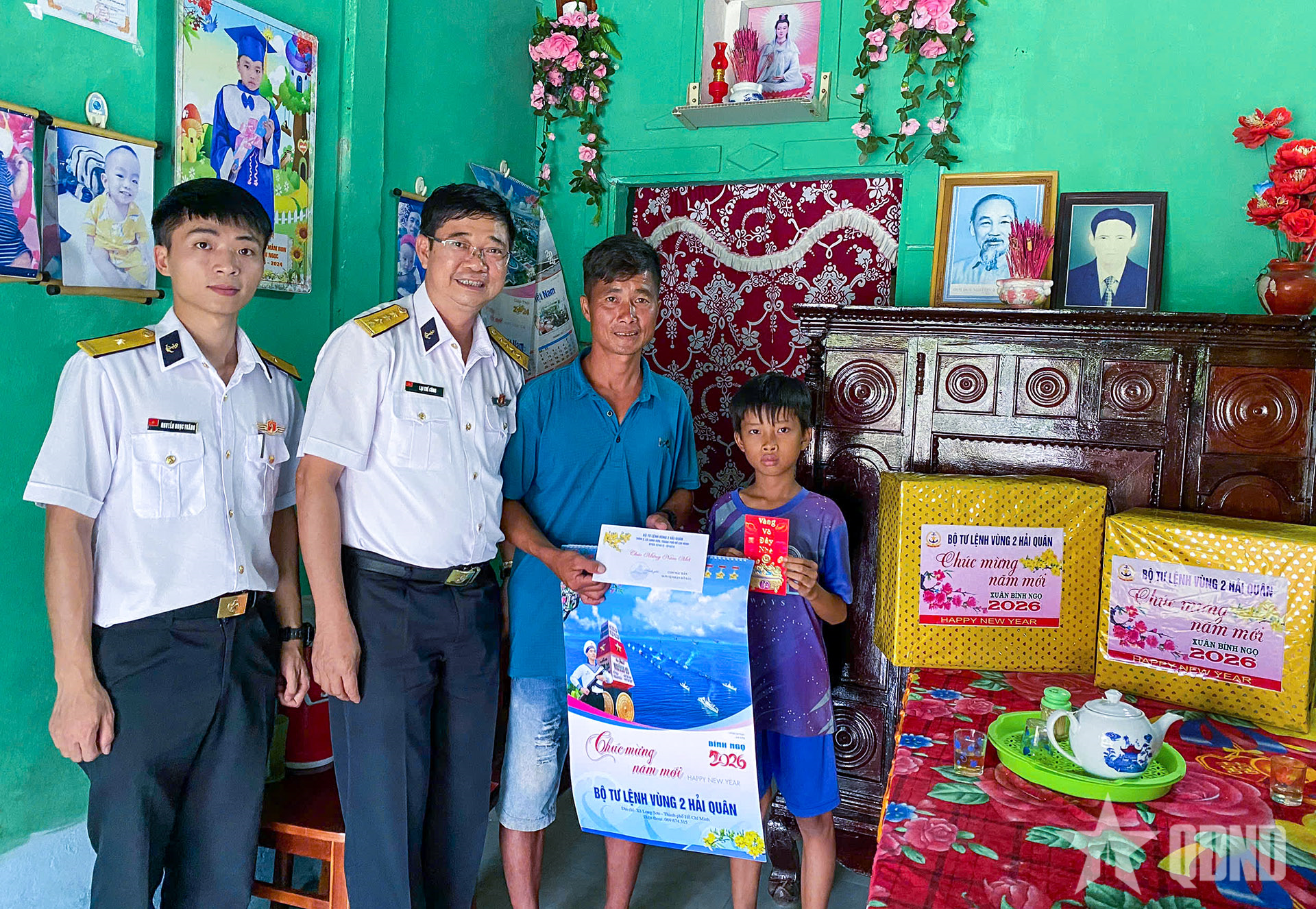 Vùng 2 Hải quân thăm và trao quà Tết tặng con ngư dân